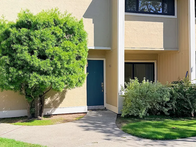 816 Juno Ln — Photo 1