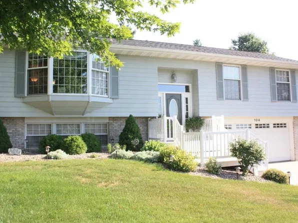 104 Maple St, Pella, IA 50219