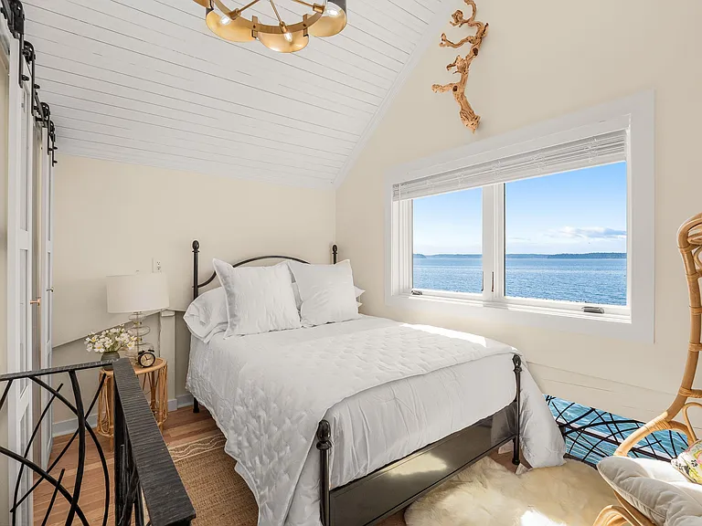 4701 Beach Dr SW — Photo 27
