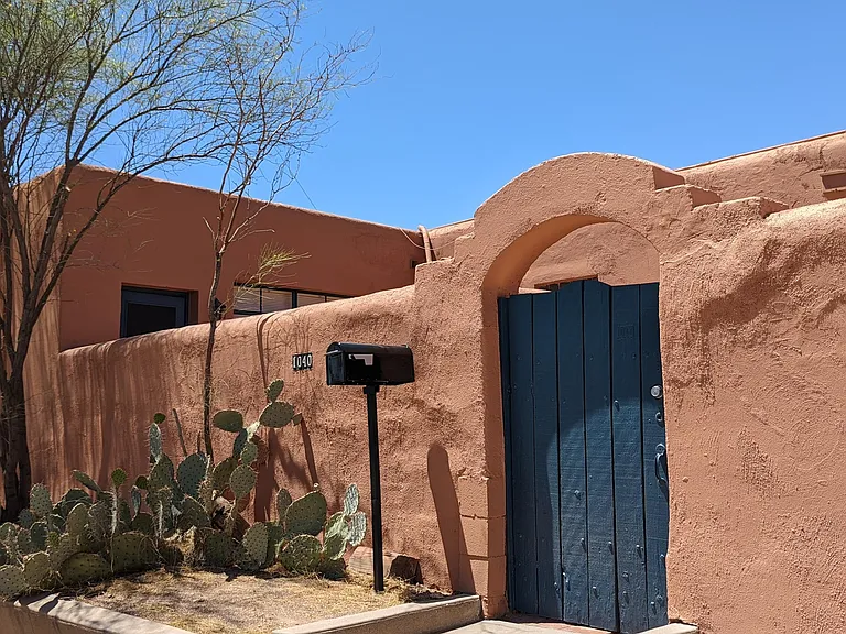 1040 N Campbell Ave — Photo 14