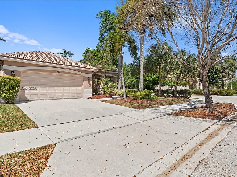 1097 Allamanda Way — Photo 2