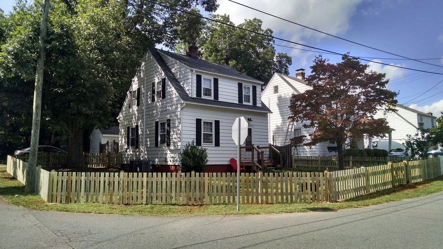 2223 Hill St photo 1