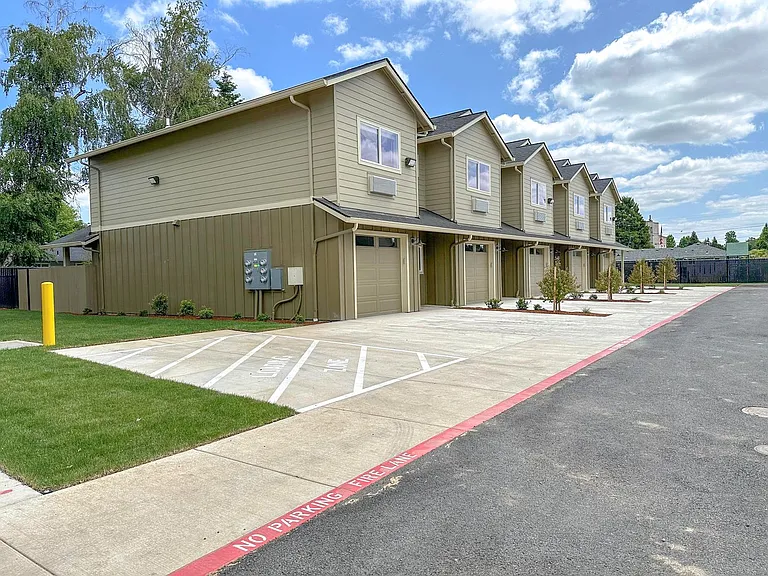 Autumn Woods Apartments — Photo 65