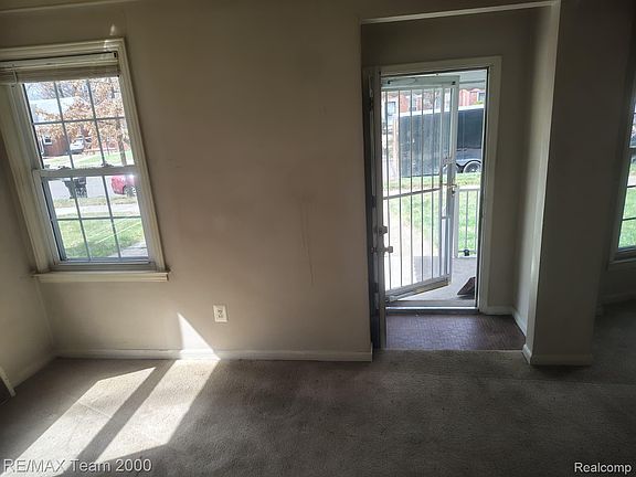 4th image of 18330 Warwick St
