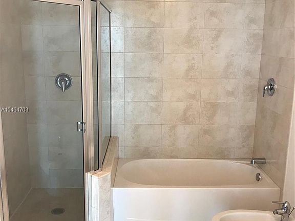 5th image of 1900 N Bayshore Dr APT 1914