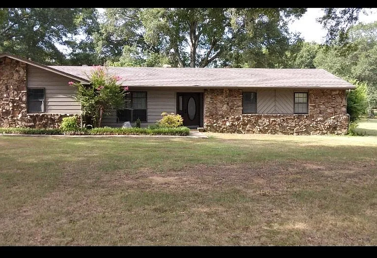 117 Stanford Rd — Photo 1