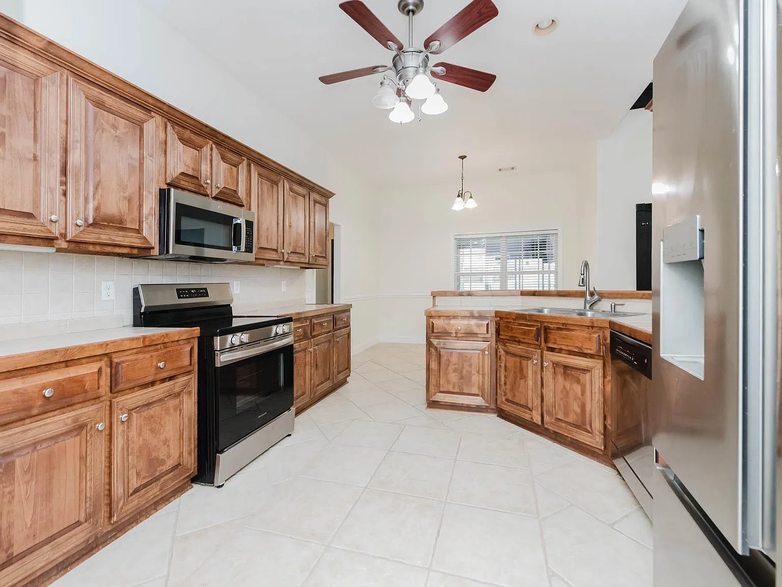 4 bed, 3.0 bath, 2388 sqft, $2,100 — Photo 4