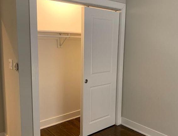 3rd image of 951 W Oakdale Ave #1