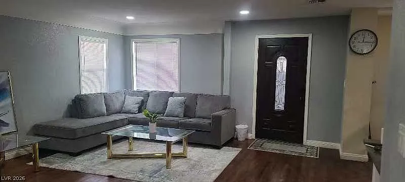 3 bed, 2.0 bath, 1958 sqft, $2,100 — Photo 3