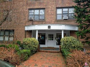 1 Town House #2G, Great Neck, NY 11021