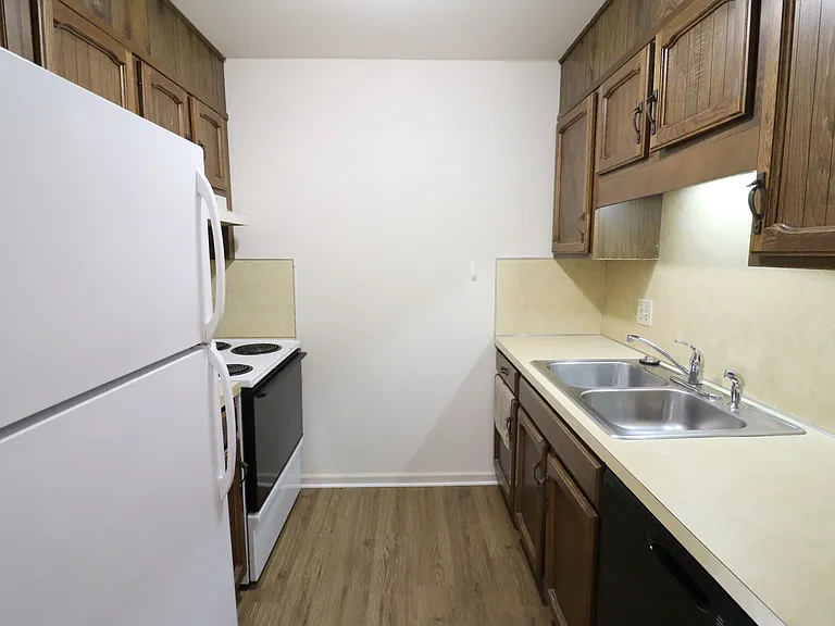 209 Colonial Dr — Photo 9