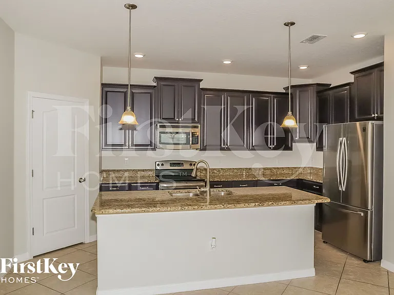 2309 Grantham Ave — Photo 6