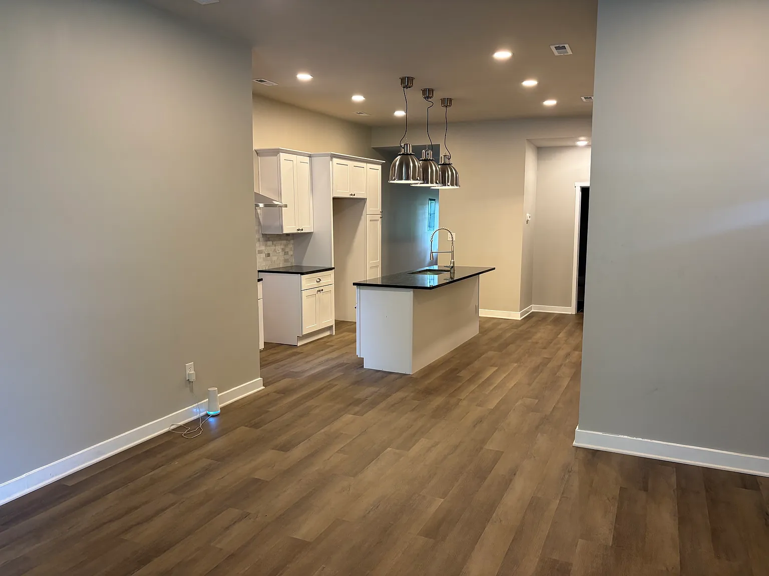 2 bed, 984 sqft, $1,800 — Photo 2