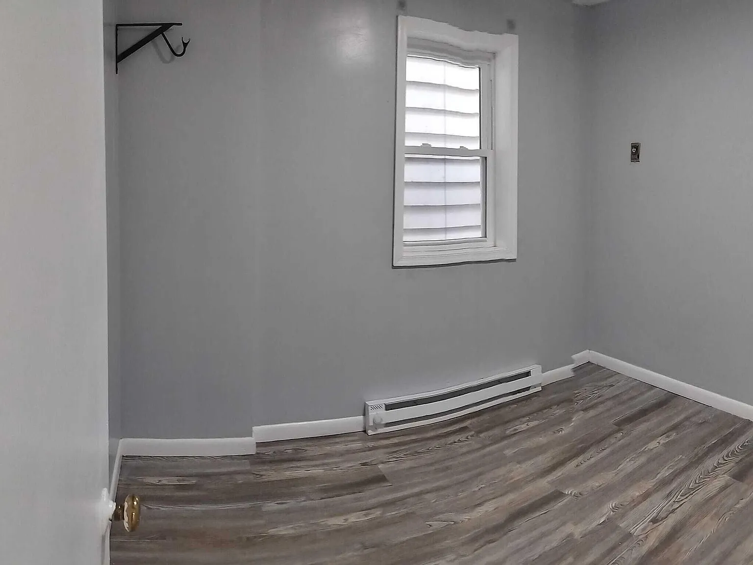 3 bed, 1.0 bath, 3500 sqft, $1,350 — Photo 4