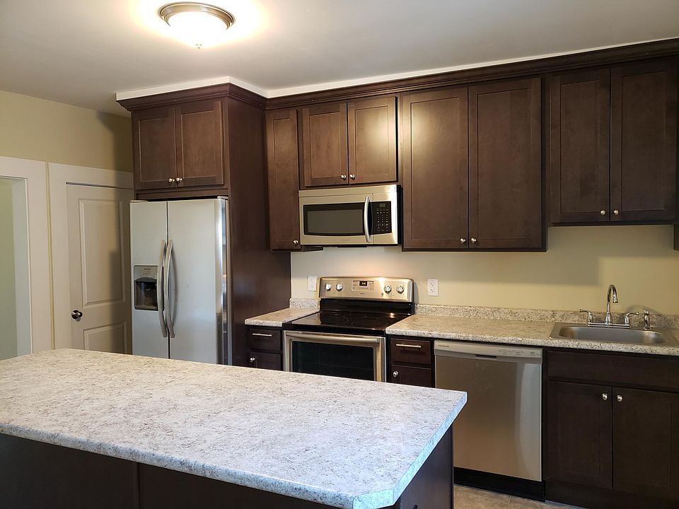 Kitchen appliances installed new in 2019. Large eat-in kitchen