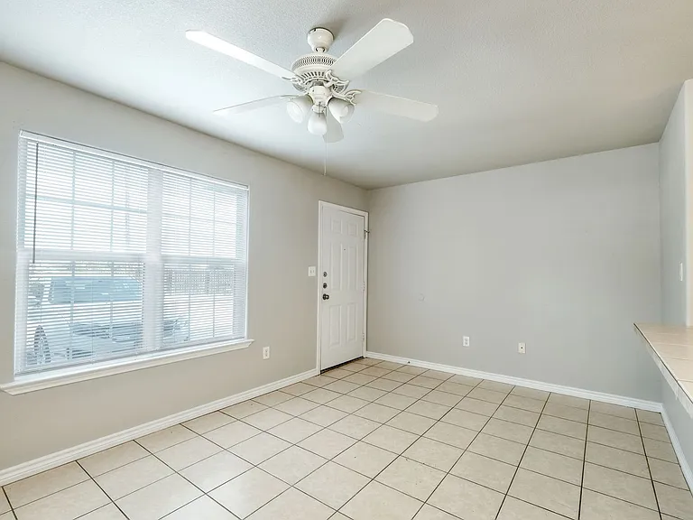107 Castleberry Ct — Photo 4