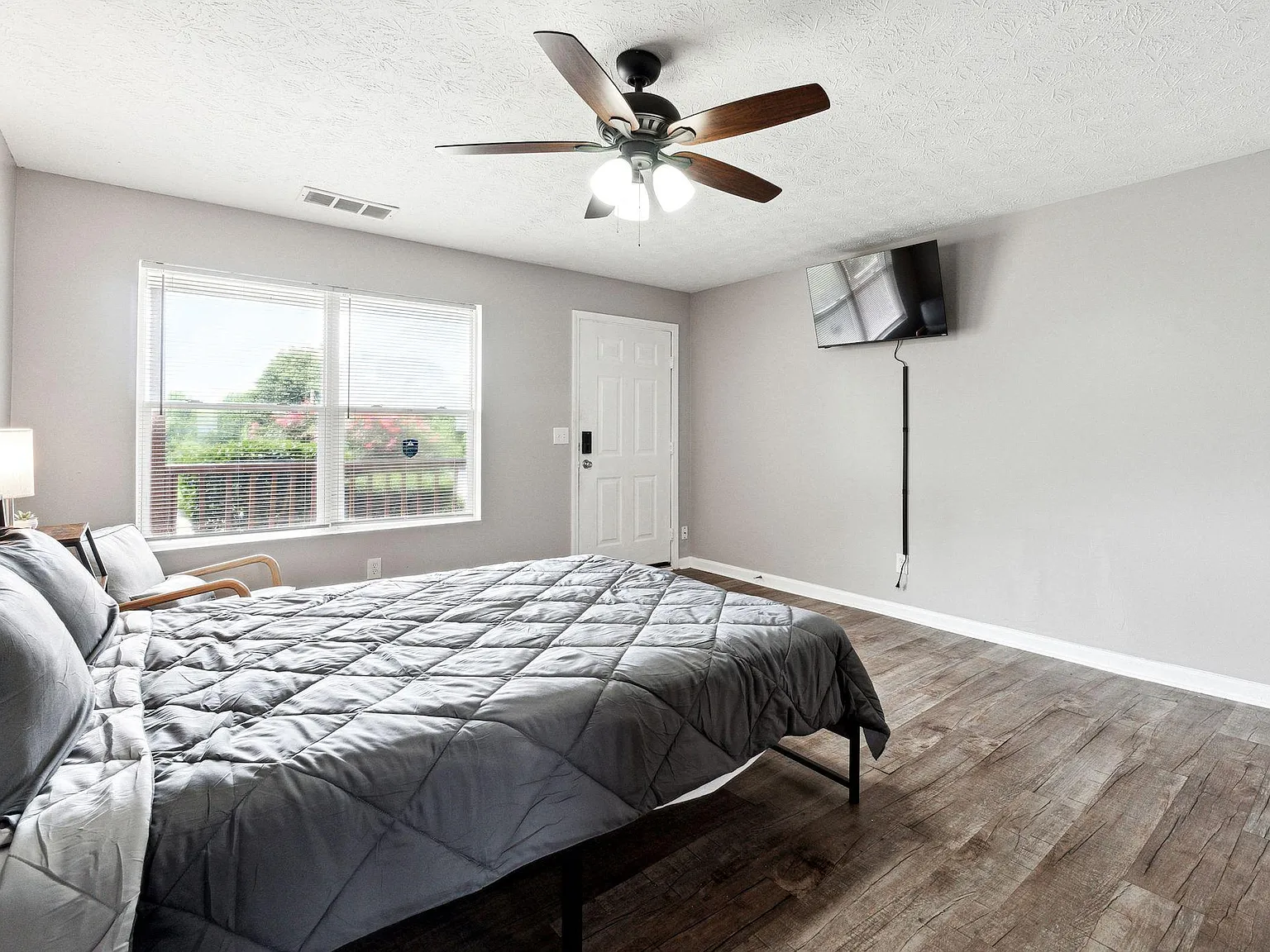 1 bed, 1050 sqft, $870 — Photo 3