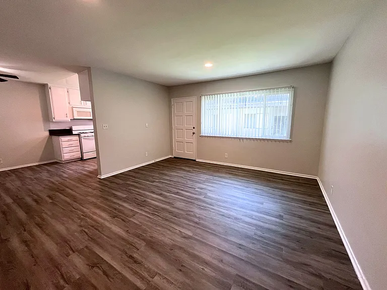 18400 Prairie Street — Photo 22