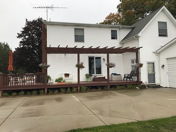Rear deck/attached garage