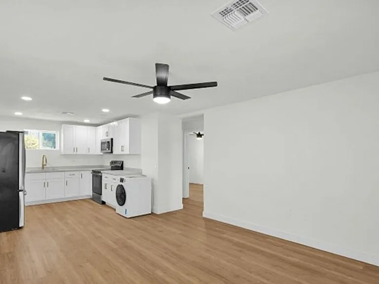 Newly Renovated 2 Bedroom, 1 Bath, with Stainless Appliances! — Photo 35