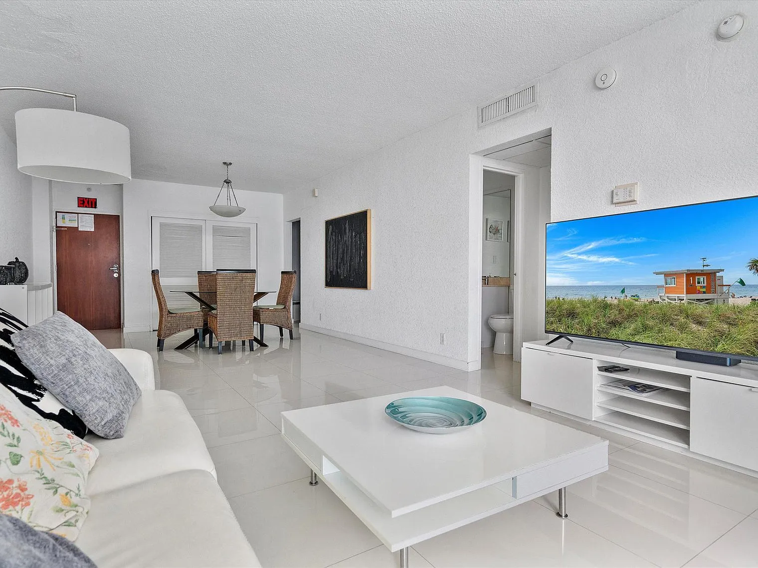 1 bed, 1.0 bath, 904 sqft, $3,281 — Photo 2