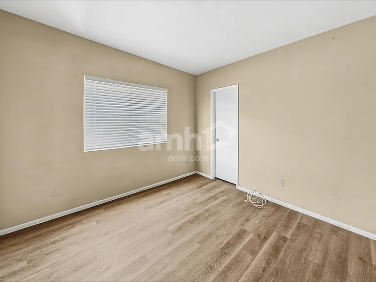 1513 W Islington Ave — Photo 12