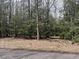122 Eisenhower Dr, Hawley, PA 18428