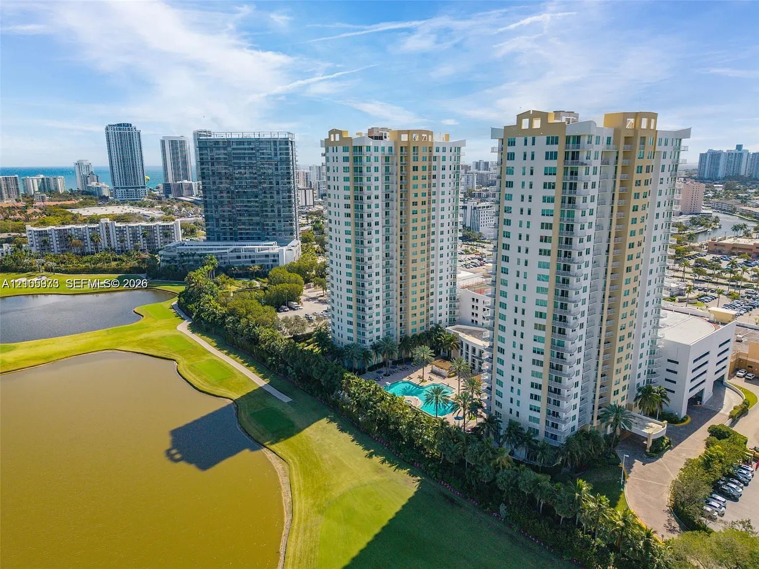 Duo Condominium East — Photo 3