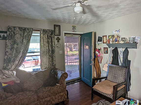 4th image of 2573 Grand Ave