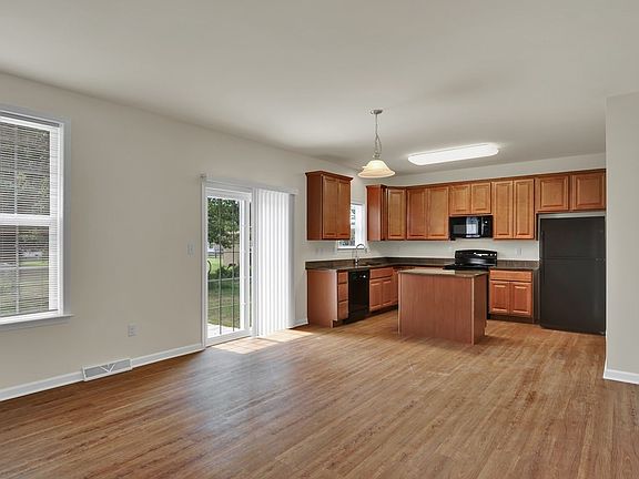 3rd image of 137 Revolutionary Blvd