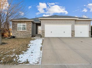 870 Pheasant Ln, North Liberty, IA 52317