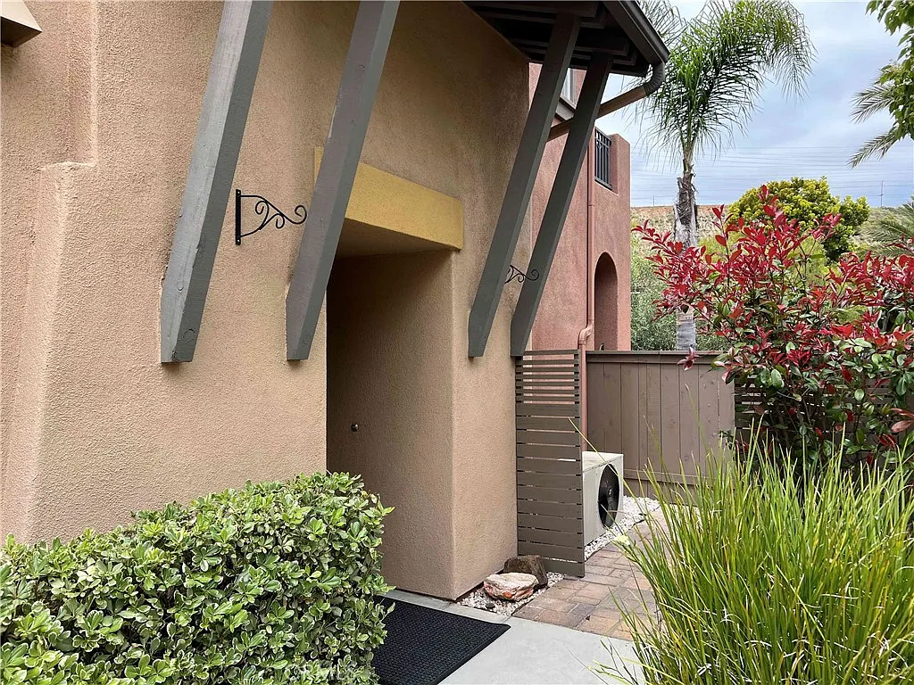 3 bed, 2.5 bath, 1597 sqft, $4,500 — Photo 3