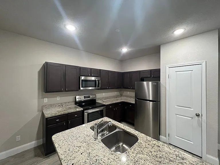 7417 Savannah Brks — Photo 8