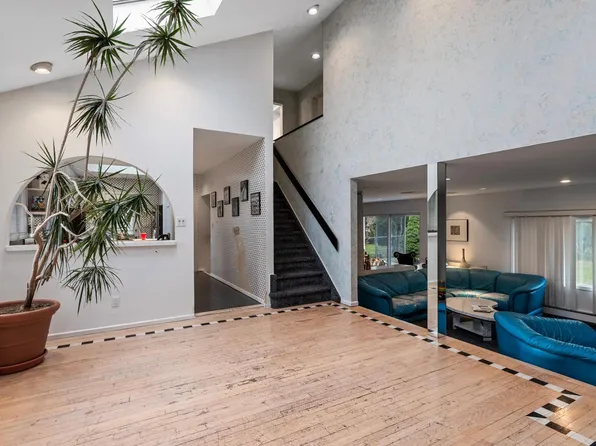 32 Jerold Street, Plainview, NY 11803