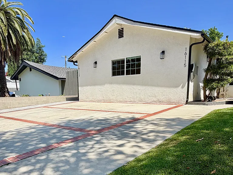 16117 Harvest St — Photo 2