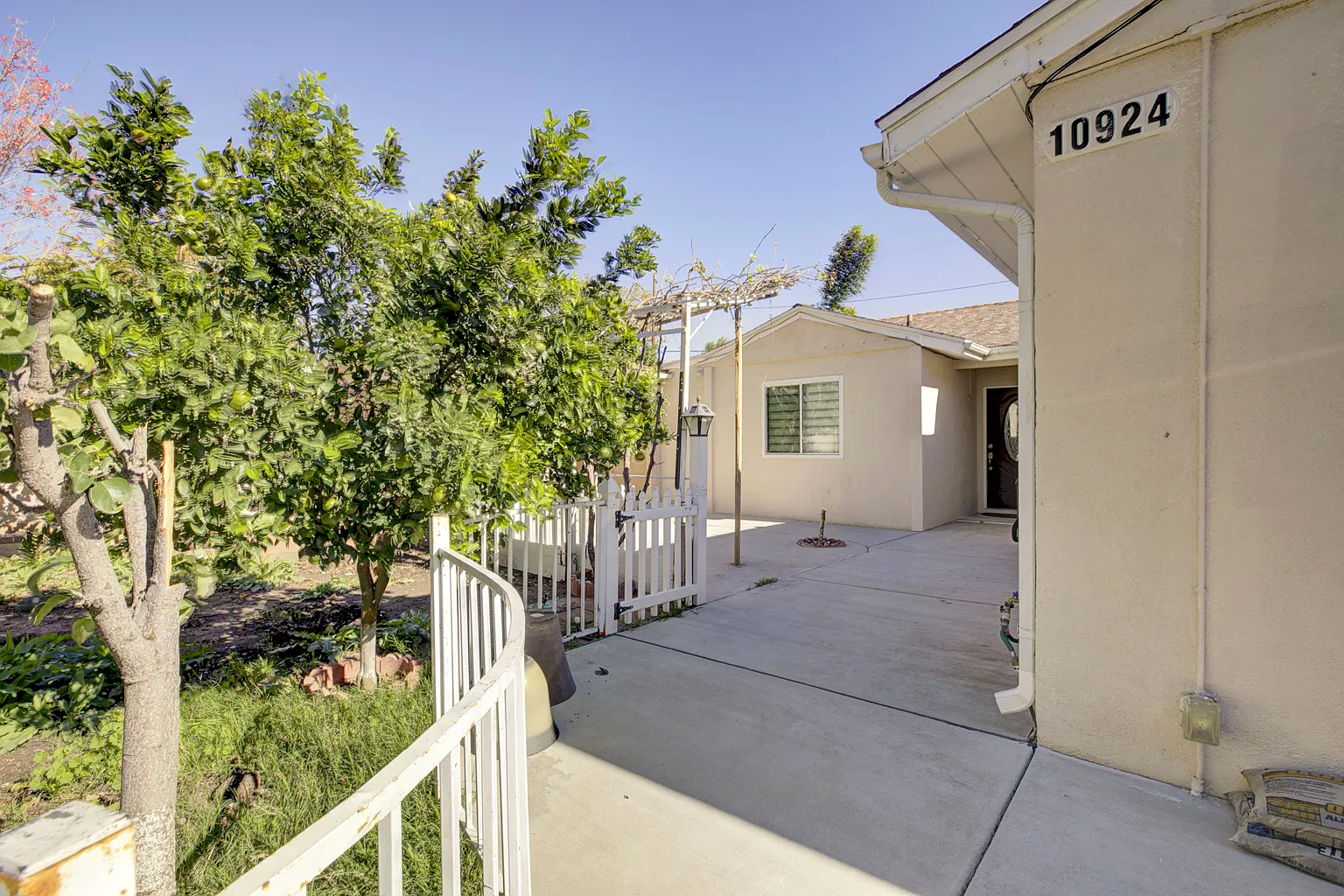 4 bed, 1360 sqft, $4,300 — Photo 2