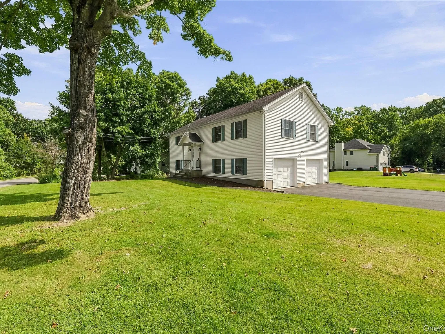 4 bed, 3.0 bath, 2200 sqft, $5,300 — Photo 2