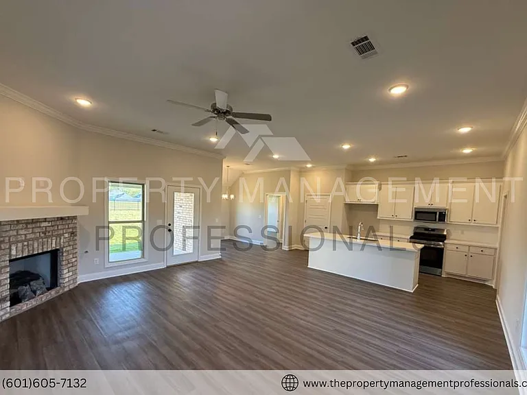 571 Patrick Farms Dr — Photo 2