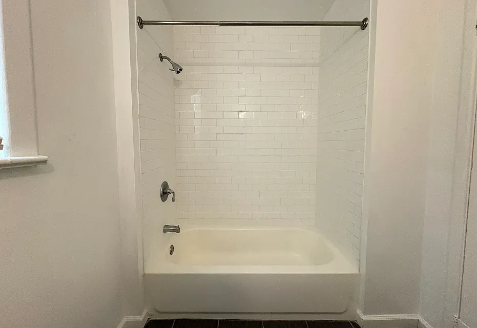 3 bed, 1000 sqft, $2,500 — Photo 2