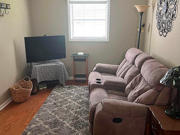 2nd image of 604 Alexandria Rd