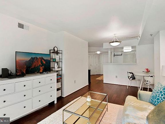 3rd image of 1001 N Vermont St APT 703