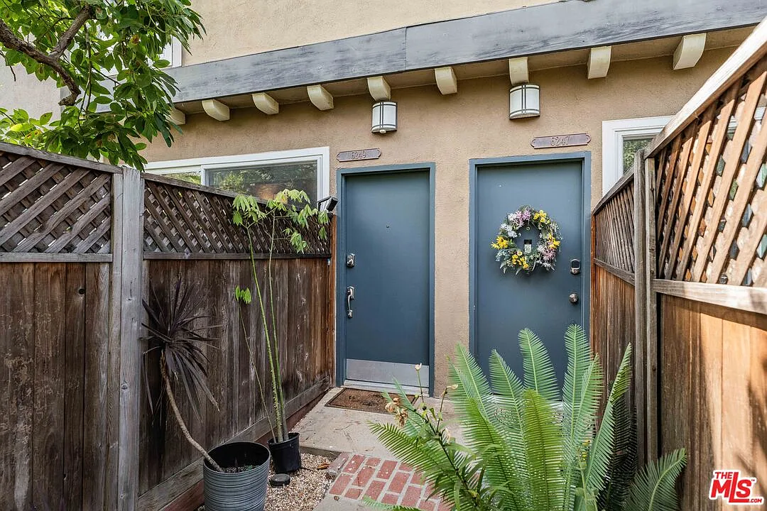2 bed, 2.5 bath, 1214 sqft, $3,900 — Photo 2