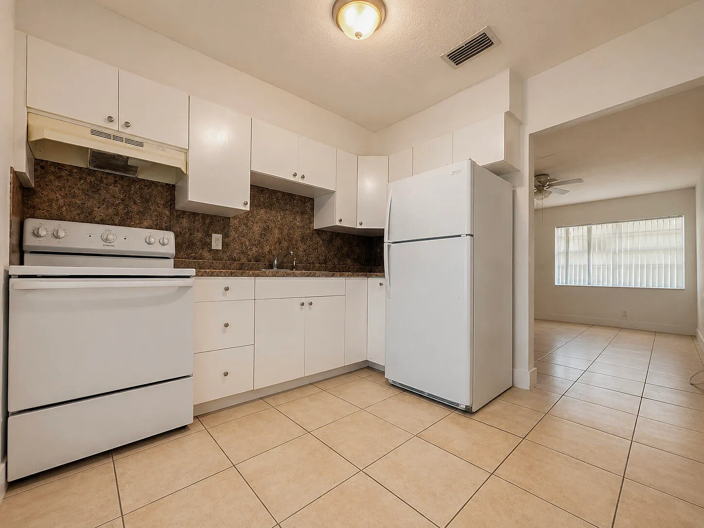 2 bed, 1.0 bath, 3534 sqft, $1,700 — Photo 3