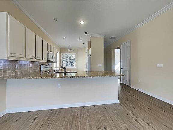 5th image of 409 Cypress Hills Way