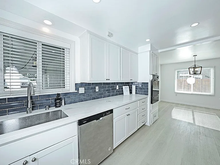 2149 Victoria Dr — Photo 12