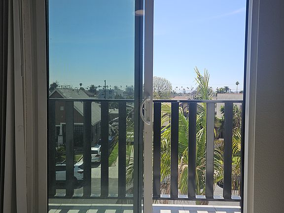 2nd image of 615 W 41st Pl #5