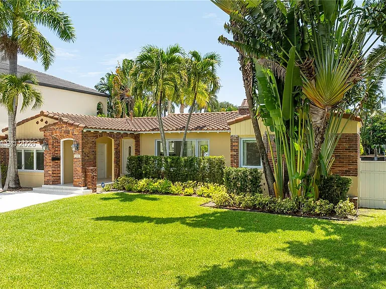 330 Coconut Isle Dr — Photo 3