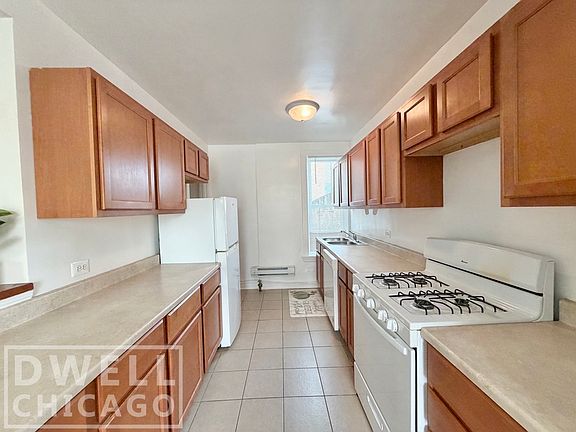 2nd image of 916-20 Greenbay Rd #2L