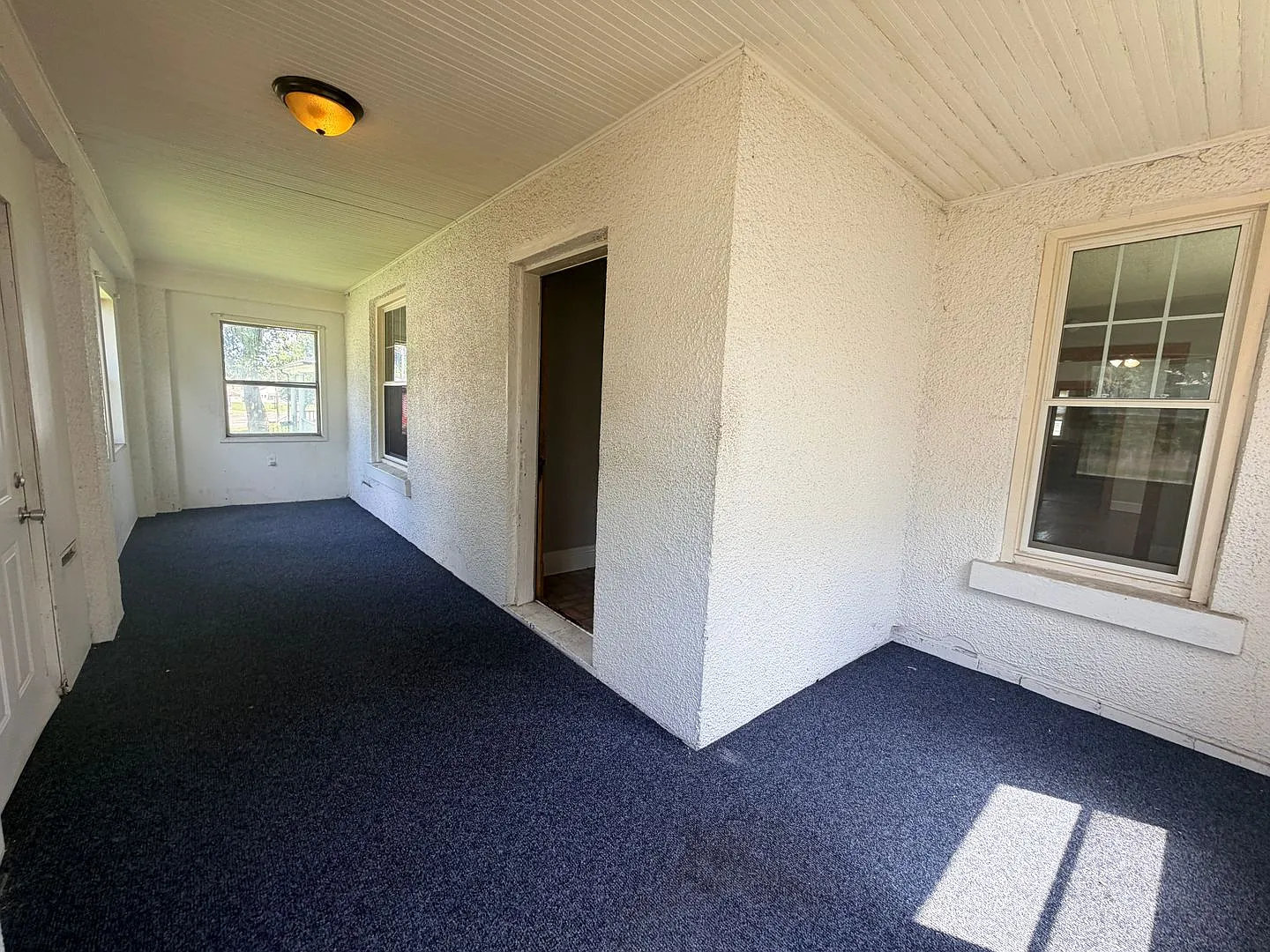 4-Bedroom Home Near Brady Street in Davenport — Photo 2