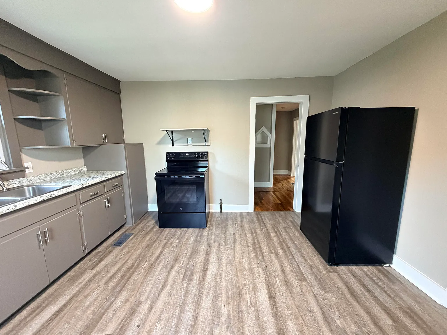 2 bed, 1.0 bath, 900 sqft, $1,000 — Photo 4